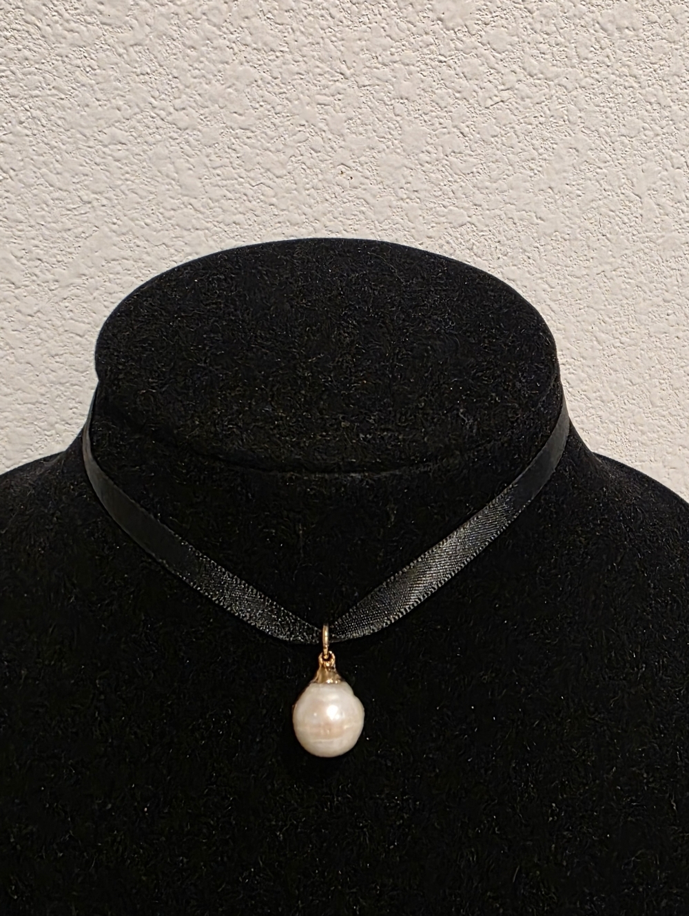 VM White Genuine Pearl & Black Ribbon Chocker Necklace 16" Goldtone New